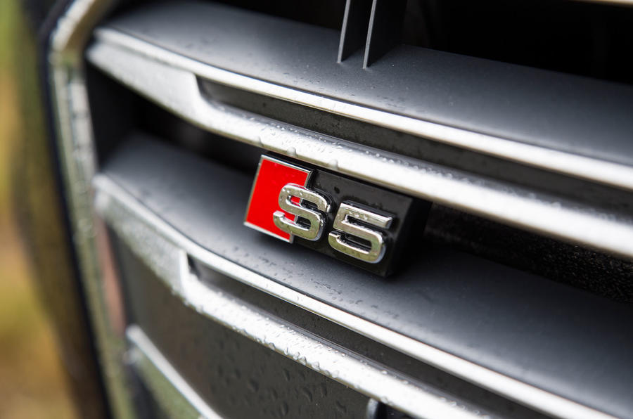 audi-s5-cabriolet-front-badging